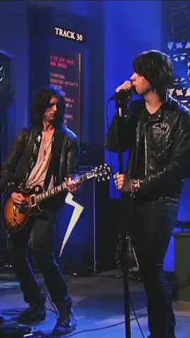The Strokes - Under Cover of Darkness  #thestrokes #rock #español #sub #letra #musica #indie #music #juliancasablancas #undercoverofdarkness
