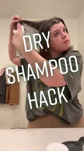 Reply to @megandharold  i love this hack🙌🏼🤍 #dryshampoo #hairhack #hairtips #dryshampoo #livingproofinc
