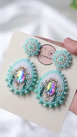 Muchas horas de trabajo resumidas en 17 segundos💫 Gracias por apoyar el arte hecho a mano💕#embroideryearrings #beadedearrings #beadwork #beadedjewelry #joyeriaartesanal