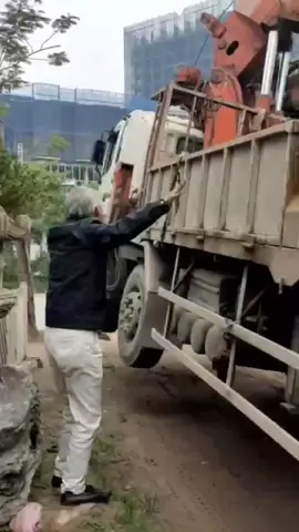 Mặt tái mét.