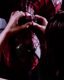 then they kiss upside down 🤗 #spideyits #spiderman #tobeymaguire