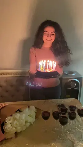 С днём рождения меня! Мои 21!❤️ от подарка я вообще была в шоке 🤯 угадайте, что мне подарили😂 жду вас в комментах🥰👌 #деньрождения #др #рек #21stb