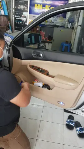 การถอดแผงประตูหน้าขวารถHONDAแอคครอดปี06