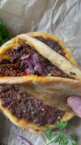 La7m b3ajewn (Turkish lahmacun) minced meat on dough  #lahmacun #la7meb3jeen #mincedmeat #dough#viral#fyp #لحمة_بعجين #turkishfood