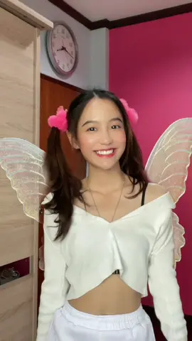 วันนี้จะสอนวิธีการบินนะคะ อย่างแรกต้องไปซื้อหางนางฟ้าก่อน ทีนี้ก็ใส่เลยค่ะ แล้วก็กระโดดขึ้นฟ้า แล้วที่เหลือให้เป็นหน้าที่ของปีกนางเงือกเลย สู้ๆค่ะทุกคน เราจะบินไปด้วยกัน🧚🏻‍♀️