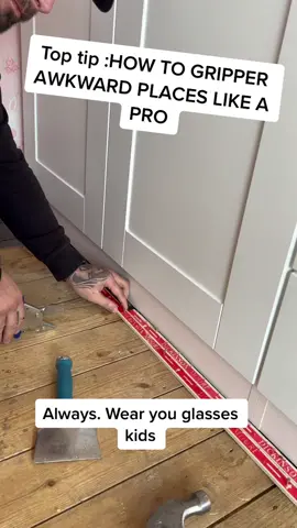 #5minutecrafts #flooring #carpet #homeimprovement #DIY #diyproject #fyp  HOW TO GRIPPER AWKWARD PLACES