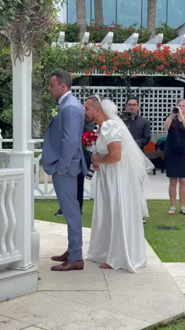 When you get your best friend to do a first look 🤣 #firstlook #firstlookwithgroom #groom #floridawedding #florida #miamibeach #miami #miamicheck