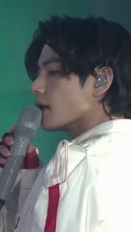 His deep voice 🤰🏻 #taehyung #kimtaehyung #bts #ptd_on_stage_seoul #fyp