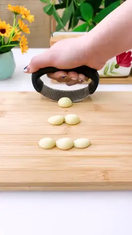 Use this device to save your fingers smelling like garlic!