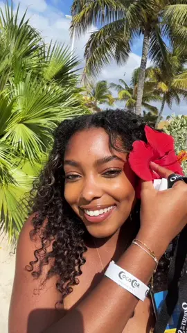 I can't help cheesing when i'm on the beach!!