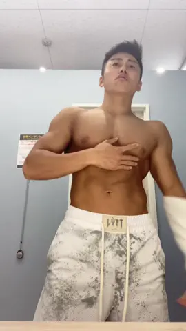なんでお腹に力入れると顔クシャるん笑　#筋肉 #筋トレ #細マッチョ #ゴリマッチョになりたい #パリピ #パリピマッチョ #やりらふぃー代表 #fashion #mensfashion #followme