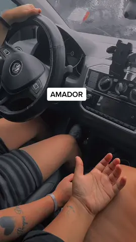 Não consigo desgrudar dela nem dirigindo 😍 Quem mais é assim? 😫 #dirigindo #amor #mao