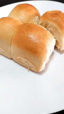 Han probado el pan chino .??? O pan que sirven de entrada en los restaurantes chinos con una bolita de mantequilla !!! 🤤 Este pan queda delicioso, super delicioso.!!Ingredientes:590 gr de harina de trigo 85 gr de azúcar 1 huevo200 ml de agua 6 gr de levadura instantánea 6 gr de sal57 gr de aceite o ghee o mantequilla #ree #pan  #panchino #pandelicioso #viral #pandulce #delicioso #fácil