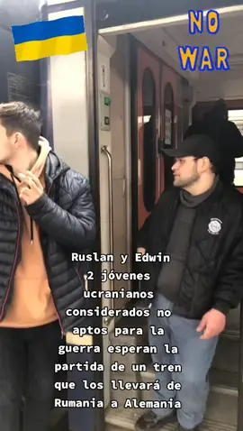 Jóvenes ucranianos esperan el tren que los alejará de la zona de la #guerraucrania #Rumania #stopwarinukraine #refugiados