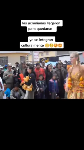 hermosa chicas ucraneanas bailado morenada 😁🥰😍😍#baile #chicas #ucranianas#ucrania#chocas#rubias#chicasucraneanas #gringas#chinas #ojosverdes🤩 #ojosazules#pollera #minipollera #piernassexy #morenas #primerafila #parati #foryou #dulce #tradicion #folclore #bolivia #sexy #mamis #sexysrubias