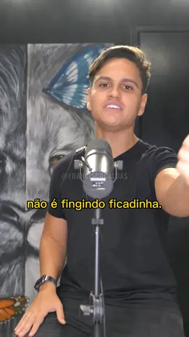 Quando for o homem certo, você vai saber. Você vai saber que ele é o cara que Deus preparou para sua vida, ele vaumi admirar e amar cada detalhe em você.Nesse momento você vai entender que mesmo sabendo de todos os riscos, ele não terá medo.Fique tranquila, quando for o cara certo, ele vai te chamar e dizer para que todos saibam, essa é a pessoa que Deus escolheu pra mim.