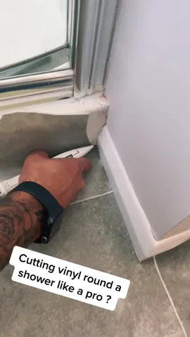 Cutting vinyl round a shower like a pro #5minutecrafts #HOW #flooring #carpet #vinyl #homeimprovement #DIY #diyproject #fyp