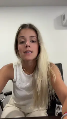 que hace Sabrina en la oficina?