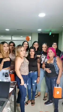 @anamakeupproo cuando vienes al curso de Anita#bandalasperras #belleza #makeupecuador #makeupqueens👑💄 #fypシ #GlowUp #tendenciatiktok