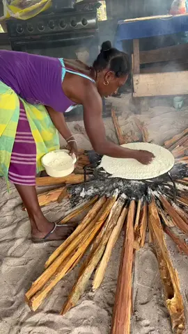 La cassave (casaba 🇸🇷 ) est une galette à base de farine de manioc, à consommer avec du …… ????