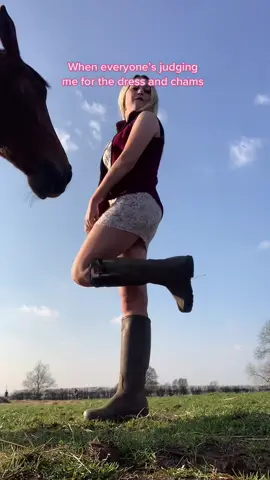 I was cleaning troughs hence the dress code 🤣 #fyp #foryoupage #equinegirlss #lechameau #schoffelgirls