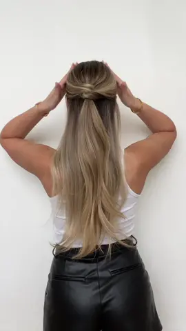 Easy half up half down hairstyle 💞 #hairtutorial #easyhairstyles #halfuphairstyle