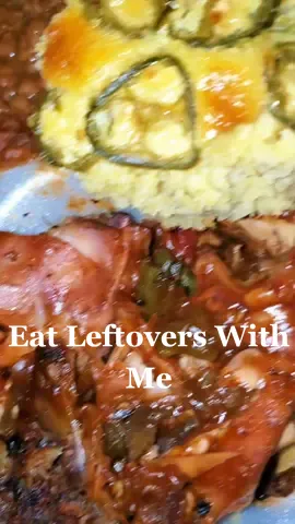 #draft #leftovers #jalapenocornbread #barbeque #eatwithme #foodtiktok #chicken #bakedbeans #foryou #yum #eatingsounds #asmr