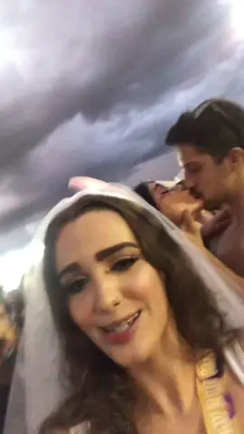 A vibe caótica desse vídeo 🤣 te amo @Bianca Teixeira ❤️ #blococalifórnia #sp #ribeiraopreto #meme #beijo #carnaval #surtocoletivo