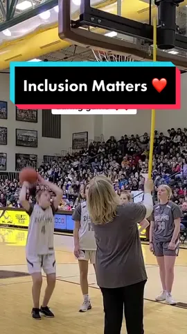 The crowd went silent and a teacher tapped the hoop so she could line up the perfect shot ❤️❤️  (via: Brandy Navetta & Zeeland Public Schools/tw).