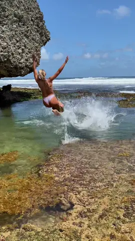 Lay day acá en #Barbados con mis amigas Havanna y @eva  💙✨ Mañana devuelta a la compe #surf #surfergirls #costarica #latinas #travel