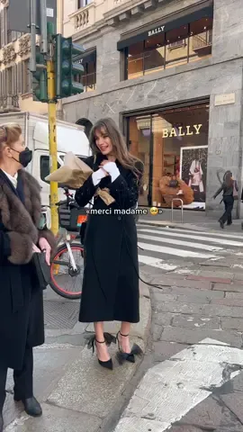 I was filming content when this happened. Daily reminder that beauty is not linked to how old you are. And this Madame sure was a beautiful woman and soul 🖤
