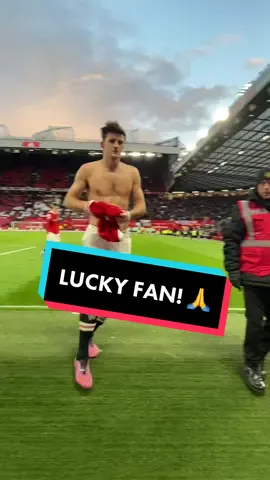 Giving back ❤️ #UnitedOnTikTok #MUFC #ManUtd #HarryMaguire #OldTrafford @Harry Maguire