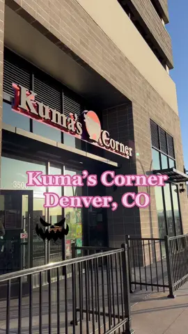 Kuma’s Corner! A goth/horror/scary themed burger joint here in #Denver 👻💀🍔 @MissStefunny & I enjoy a theme. #denvercolorado #denverfoodie #denverfoodies #denverfoodscene #thingstododenver #coloradofoodie
