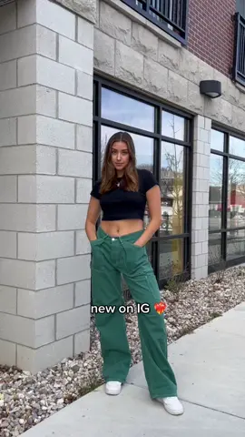 #greenscreenvideo #greenscreen these pants are everything #pollyoncampus #princesspollyambassador #OOTD #fashioninspo #styleinspo #minimalootd