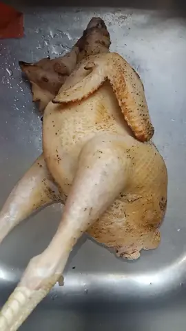 manuk tuai gulai daun ubi..goreng ngau lemak manuk nya empu..sebedau merik ai berik garam ngau bicing dulu.ambi meresap ke dlm manuk nya dulu🤤👍🏻 #anakibansarawak