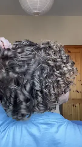 how I style the curls at the back of my head:) #curlyhair #curlyhairtutorial #curlyhairroutine #curls #fyp