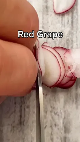 Reply to @the_eugefood  Red better than green? #knifeskills #asmr #asmrsound  #oddlysatisfying #satisfyingvideo #react #reacttothis #DidYouKnow #foodchallenge #tiktokfood #grape #fruit