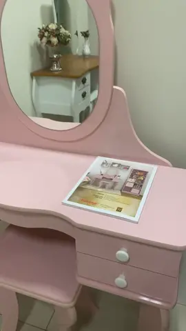 O nome já diz tudo: é um encanto. Digna de um quarto de princesa. Encanto e magia têm nome: Penteadeira Princesa 👸👑💄Marca o @ que vai se encantar por essa penteadeira 🥰#issoepatrimar #princesa #qualidade #penteadeira #rosa #inlove #apaixonante #decor #bestseller #moveis #patrimar