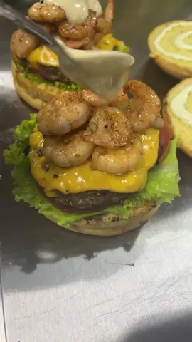 Este hambúrguer é uma loucura!!! By @vip_s_hamburgueria IdeiasSaborosas.com