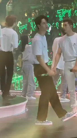แค่โยกนิดหน่อยเองนะเนี่ย 🥰😍 #หวังอี้ป๋อ #หวังอี้ป๋อ王一博wangyibo #wangyibo