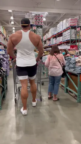 Your favorite category 👀😂 Alook through the eyes of an ordinary person😂 #giant #vegan #costco #store #small #people #top#food #huge #nomeat #plantbased #lol