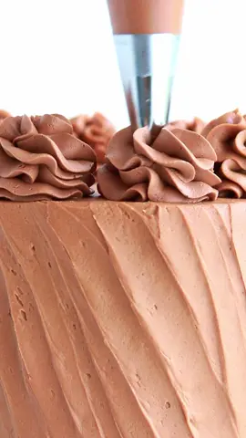Real time buttercream swirls with Wilton tip 2D ✨ #buttercream #frosting #chocolatecake #chocolate #satisfyingfood #cake #cakes #cakesoftiktok #cakedecorating #bakersoftiktok #buttercreampiping #frostingcake #delicious