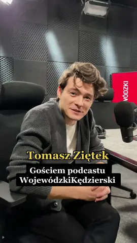 Przedstawiamy dzisiejszego gościa podcastu #wojewódzkikędzierski - Tomasza Ziętka 🎙 Godzina 20:00, strona Onet.pl 👋🏼 #tomaszziętek #podcast #kubawojewódzki #piotrkędzierski #onet
