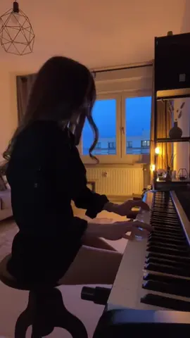 #unamattina #ludovicoeinaudi #pianomusic #musician #sunset #lifestream #💙💛 #relaxingpiano