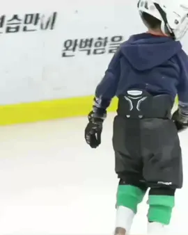 sunghoon teaching kids how to skate is soooooo adorable😭💗 #sunghoon #willben #enhypen