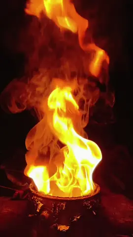 La magia de lo simple, fuego… 🔥🔥🔥 #fire #firefightertiktok #venezuela #fuego #art #magia #music #simple #night #vzla #viraltiktok #acampada #travel #trekking #selva #forest #selvanublada #orinoco