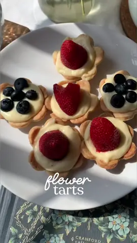 Mini tartas de florecitas 🍓🫐🌼 🏷 #flowertart #spring #tart #pastry #springdesserts #aesthetic #strawberry
