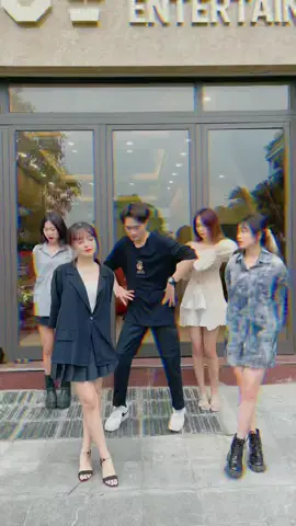 Nhảy cái gì v??? @_ndp2002 @_duyvanpham99 @_iamhuonggggg @ngocanhday__ @linhsieuxinhhh #ndp_2002 #acventertainment