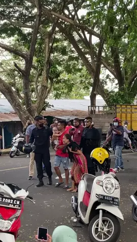 senin 18 April 2022🔥(part 2) seorang anak kecil berumur 5 bulan sesak nafas karena terkena tembakan gas air mata saat berada di dalam rumah yg berdekatan dengan masa aksi dan istrinya ngamuk karena  suaminya ditahan oleh polisi yang tidak terlibat mengikuti masa aksi#malukuutaraternate