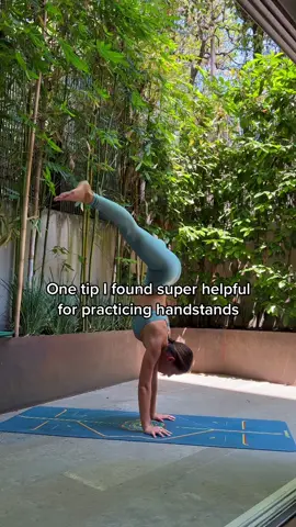 Wish I knew this a long time ago 🫣😅 #handstandtips #yogagirl